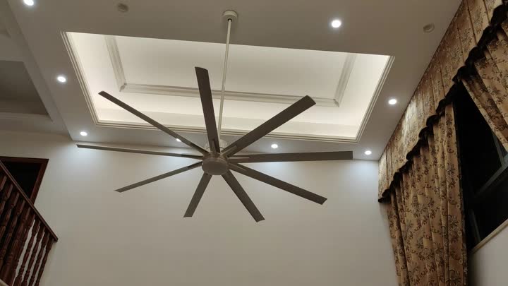 plafond commercial avec lumière