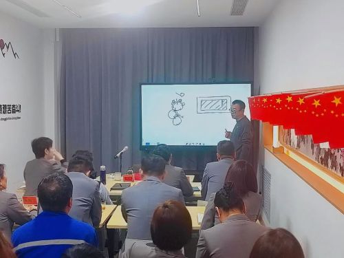 Heidelberg 기술 엔지니어는 회사를 방문하여 안내를합니다