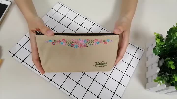 Bolsa pequena para lápis bordado com flores