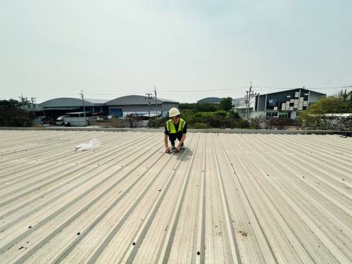 Мантаж каляровай сталёвай пліткай даху сонечнага кранштэйна