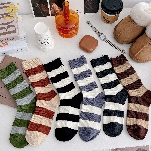 작은 양말은 큰 산업으로 짜여져 있습니다. Liaoyuan, Jilin, 북쪽의 면화 양말의 수도는 연간 35 억 쌍의 생산량을 가지고 있습니다.