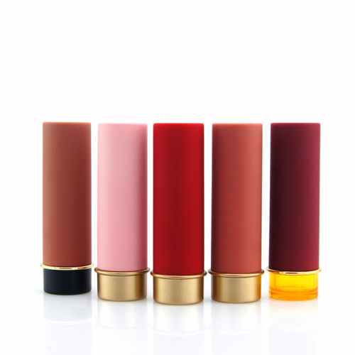 Plastic lippenstift en glanzende buizen