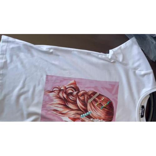 T-shirt di design a stampa speciale