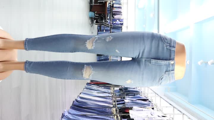 Jeans ajustados rotos