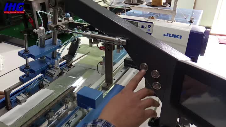 Saku IH-19DT menghadap mesin jahit operasi standard automatik.mp4