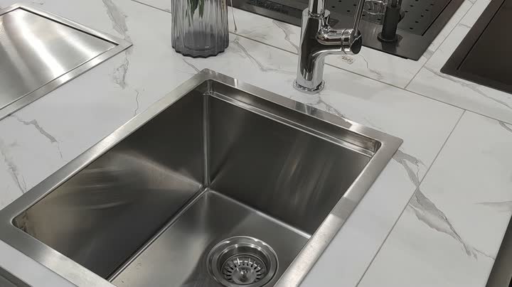 Fuq il-bord tal-qtugħ tas-sink