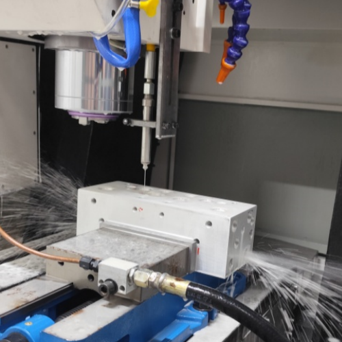 次世代高圧ウォータージェットバリ取り：複雑な部品の精密洗浄