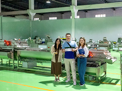 Clientes finlandeses visitam a Tengsheng Machinery e avaliam altamente o desempenho da linha de processamento de vegetais