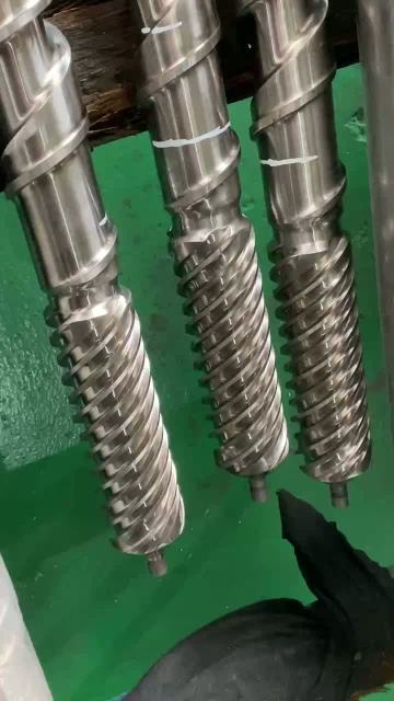 Bimetallic screw barrel fir extruder