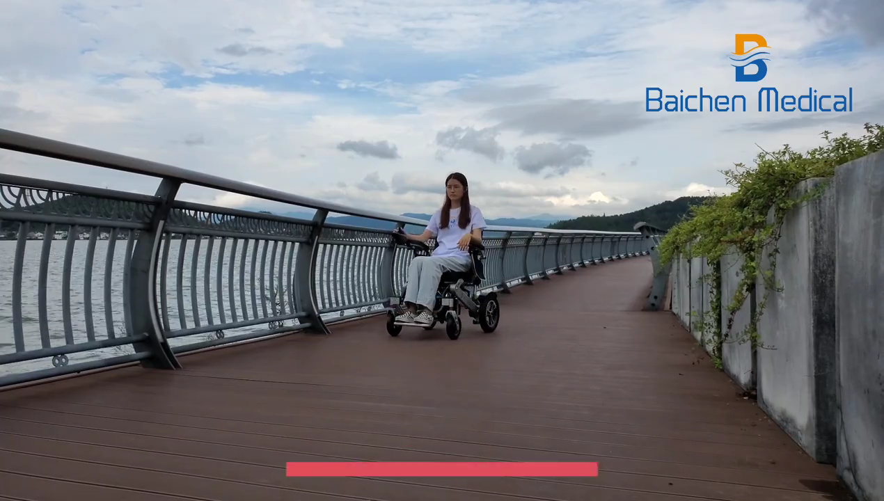 2022 All Terrain Baichen Polding Power Wheelchair Lightweight Lightweight Electric Rouechair à vendre1