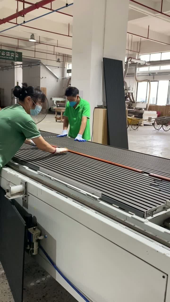 TianGe Acoustic Akupanel oferece controle de som excepcional com seu feltro acústico de alta densidade e ripas de madeira feitas com precisão