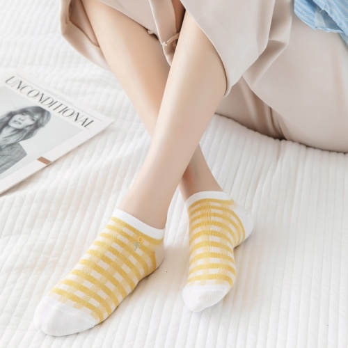 Calcetines para barcos con bordado de abejas de Zhejiang Runxiang Clothing: ventajas triples del material, que redefinen la doble experiencia de comodidad y durabilidad de los calcetines para barcos