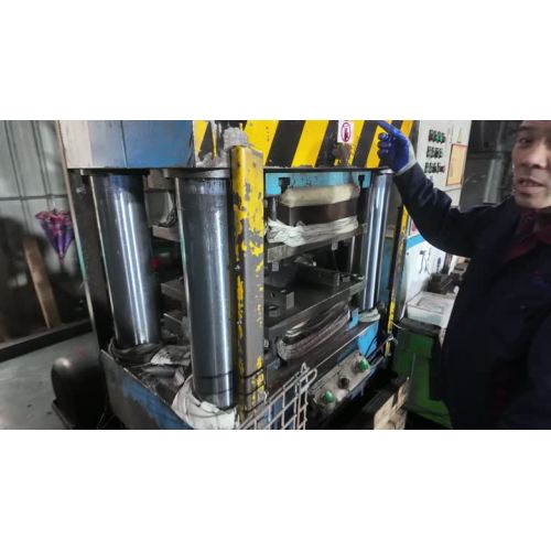 Taller de forja - Proceso de prensado de precisión del producto.