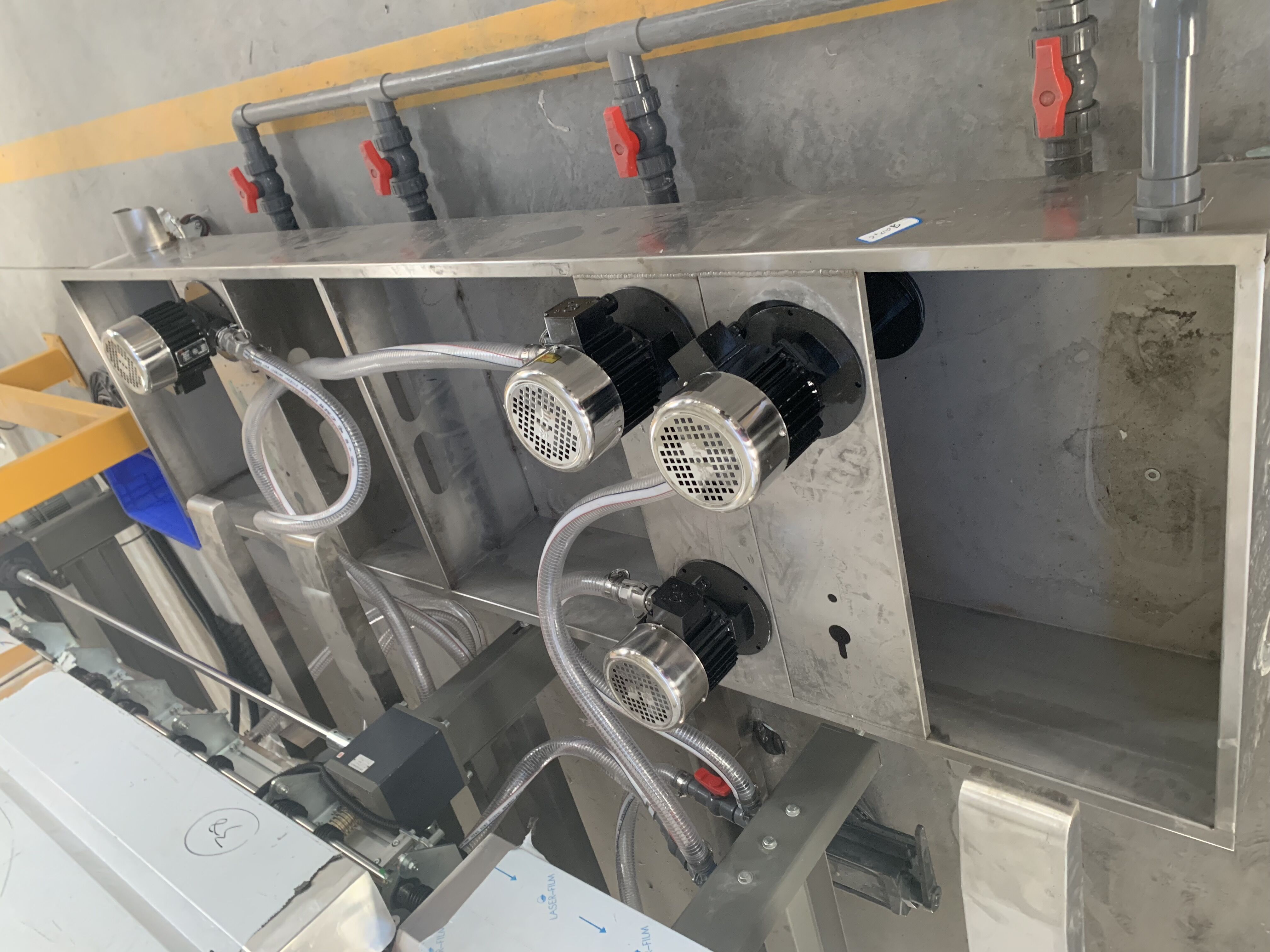 Automatic glass washing machine