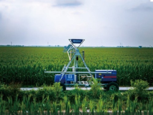 Усовершенствованное поступательное спринклерное оборудование обеспечивает эффективную ирригацию в крупномасштабном сельском хозяйстве.