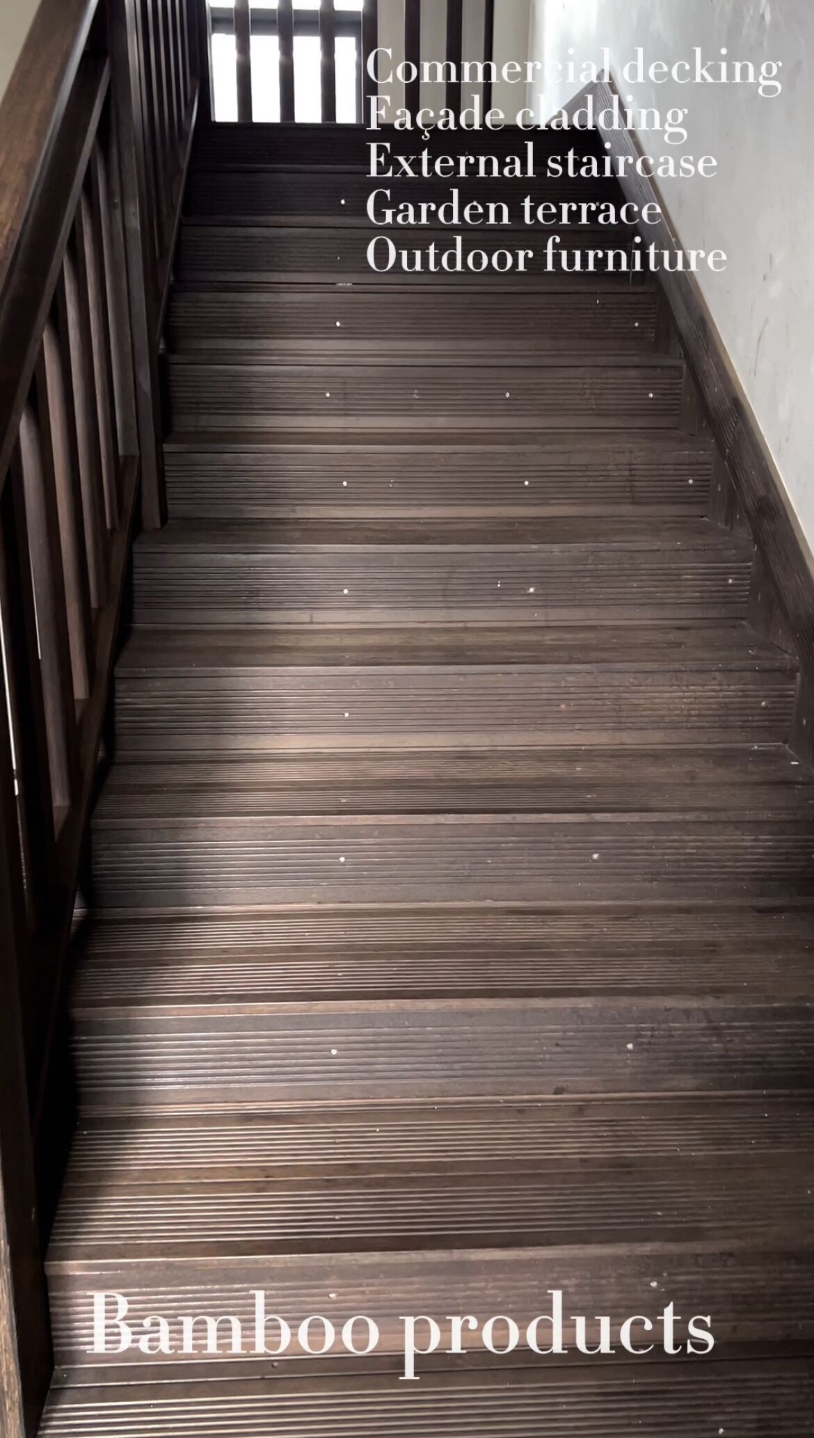 Escalera en el edificio de oficinas de fábrica