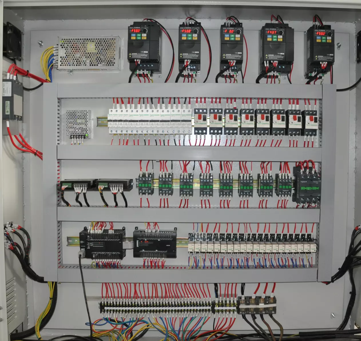 Linha de produção de prensagem plana de dupla inflação de vidro oco vertical usada no processamento e produção de vidro oco