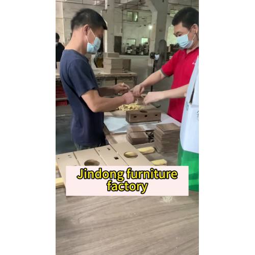 木製のダイニングテーブル