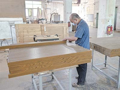 How do foreign solid wood furniture dealers choose solid wood furniture manufacturers to cooperate with?