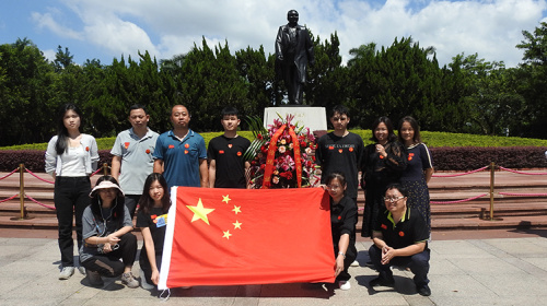 On the eve of the National Day in 2023, he presented flowers to Deng Xiaoping in Lianhua Mountain, Shenzhen