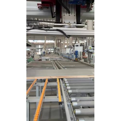 Video der Produktionslinie für den Transport und die Qualitätsprüfung von Massivholztüren