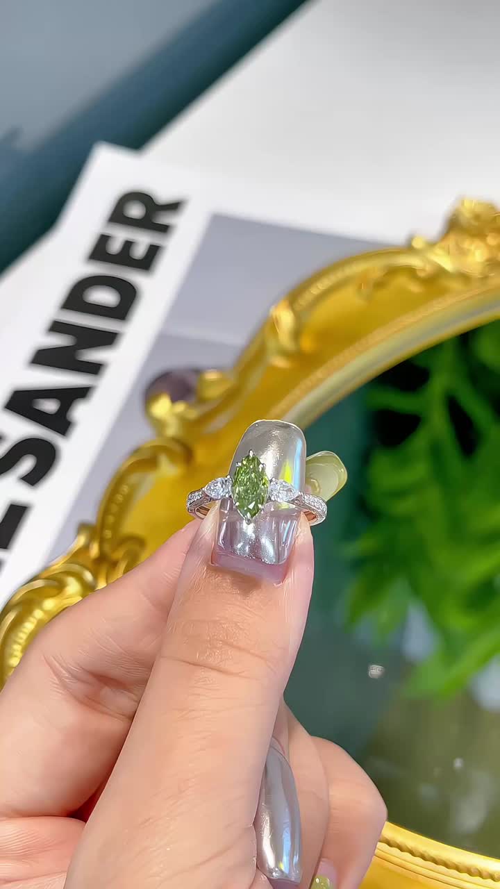 Anillo con pavé de tres piedras y diamantes cultivados en laboratorio de color verde marquesa