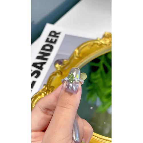 Anillo con pavé de tres piedras y diamantes cultivados en laboratorio de color verde marquesa