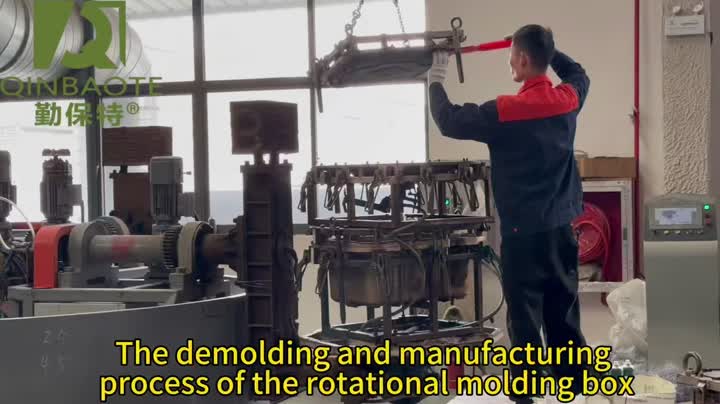 El proceso de desmoldeo y fabricación de la caja de rotomoldeo.
