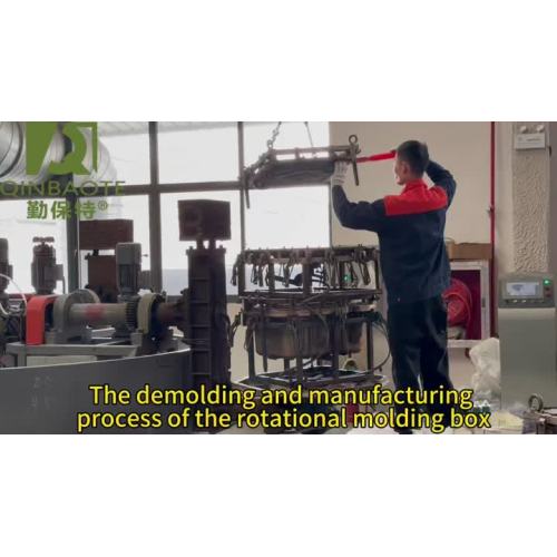 El proceso de desmoldeo y fabricación de la caja de rotomoldeo.
