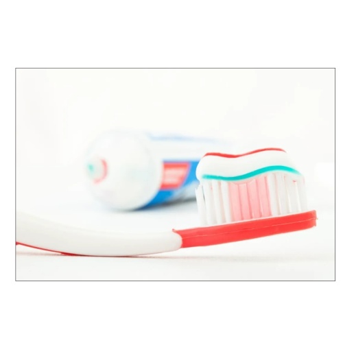 Does toothpaste dip in water before brushing teeth?