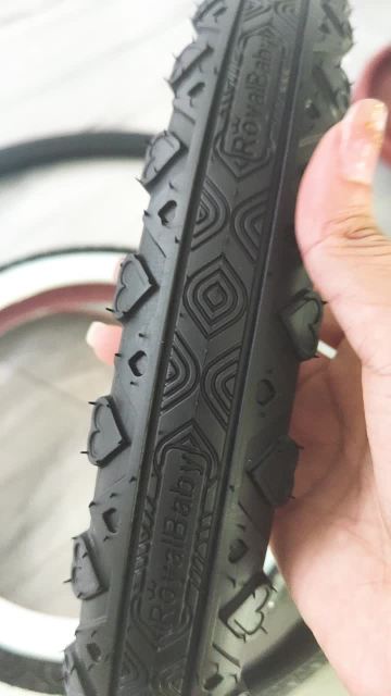 Folding bicycle tyre