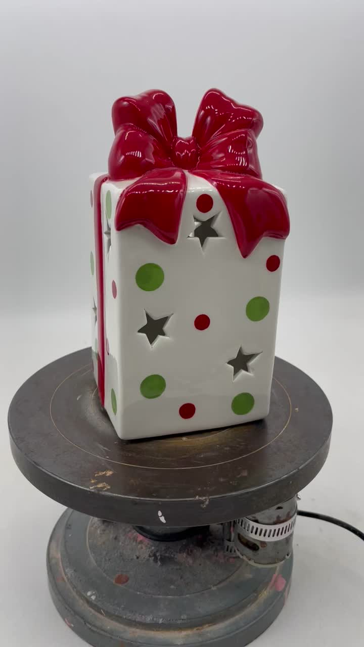 Подарочная коробка с лампой в комнате