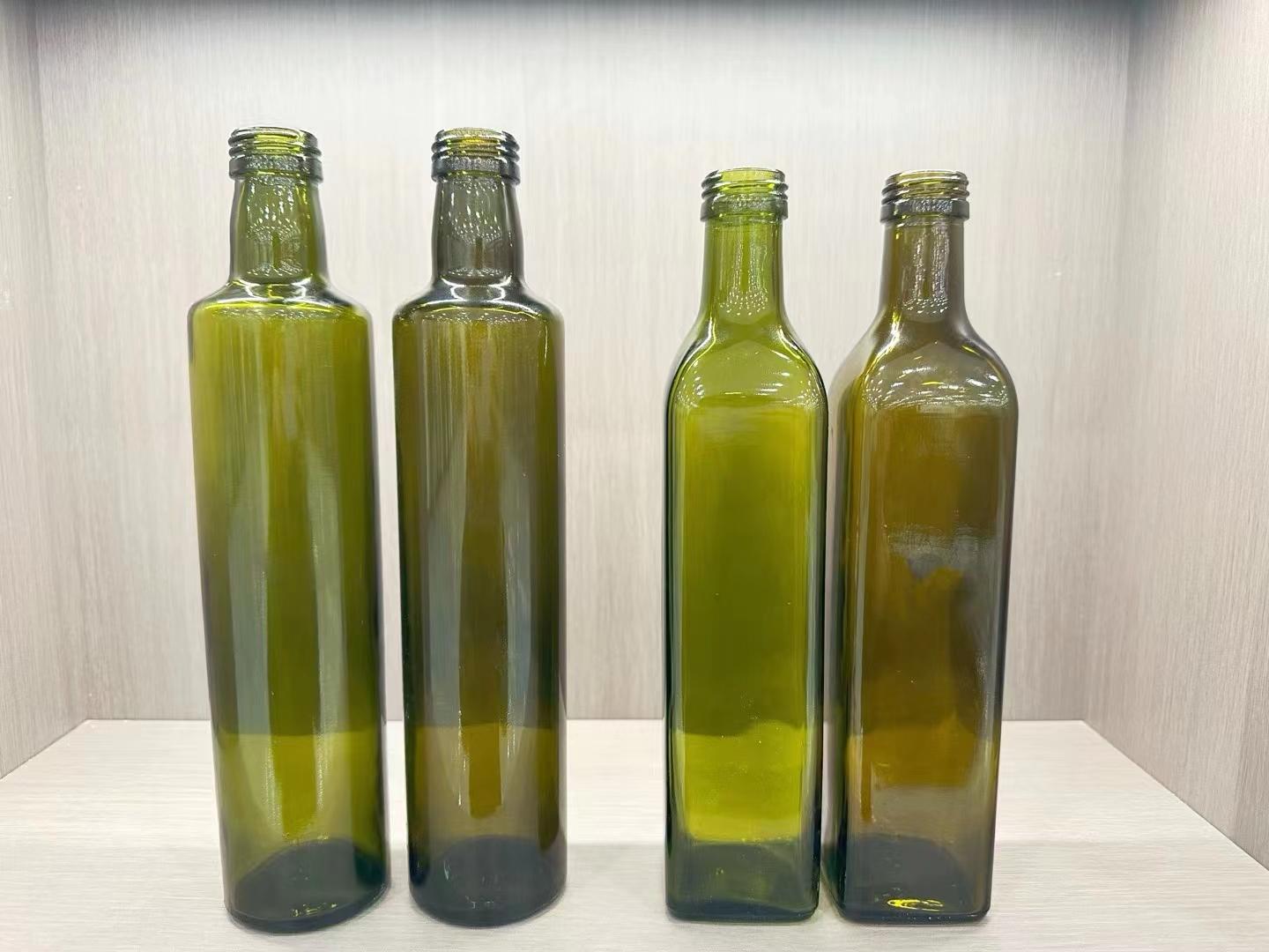 Botellas de vidrio de aceite de oliva verde