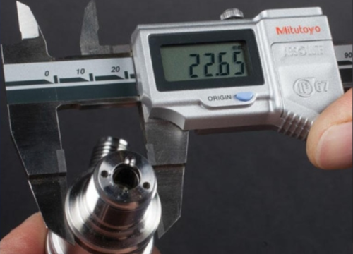 Como controlar os "padrões invisíveis" do processamento de chapa metal: tolerância, nivelamento e perpendicularidade?