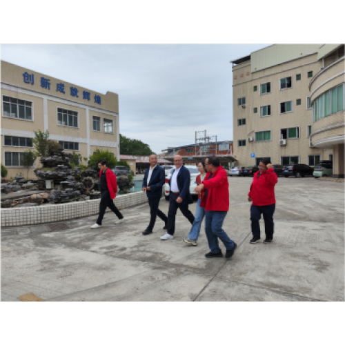 Distinguidos invitados italianos visitaron nuestra empresa para explorar la colaboración y planificar nuestra futura asociación.