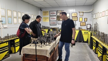 Os clientes da Grécia, Sr. Michail Digkas, visitaram a fábrica de ferramentas de JoJo em Zigong