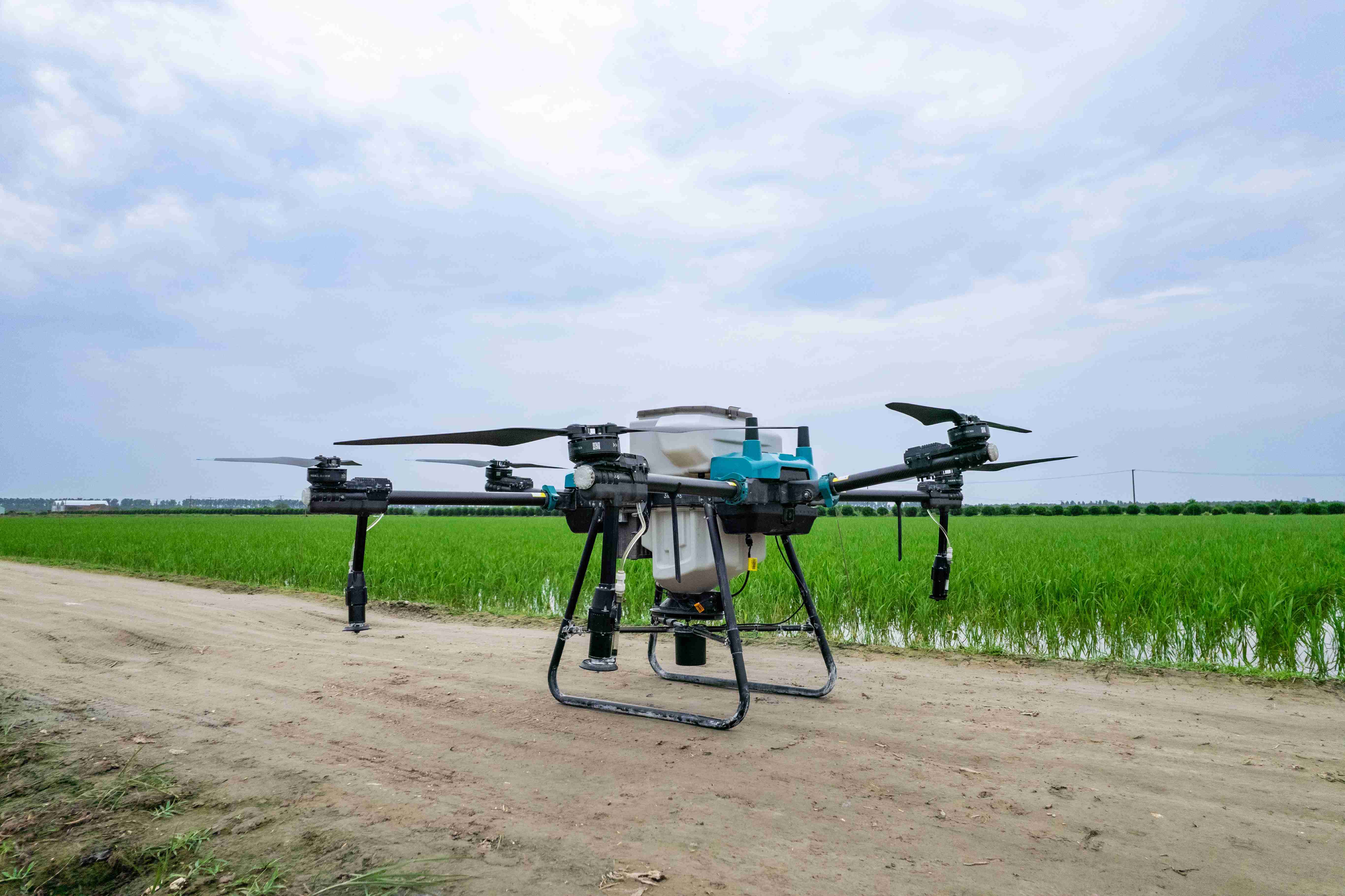 Drone pulvérisateur agricole