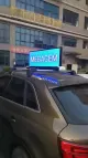 Exhibición llevada superior del coche del taxi de la publicidad al aire libre