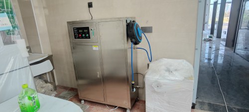 Machine à eau à l'ozone FEILI FL-802T installée dans la cuisine de l'aéroport pour l'assainissement de la restauration