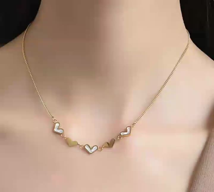 Collar elegante dorado