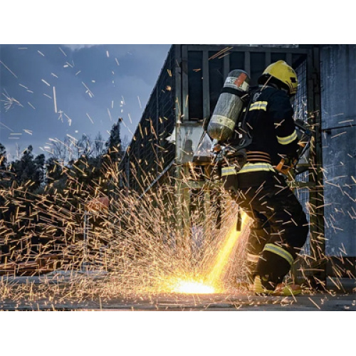 تشهد صناعة معدات مكافحة الحرائق العالمية نموًا قويًا مدفوعًا بالابتكار التكنولوجي ومعايير السلامة الأكثر صرامة