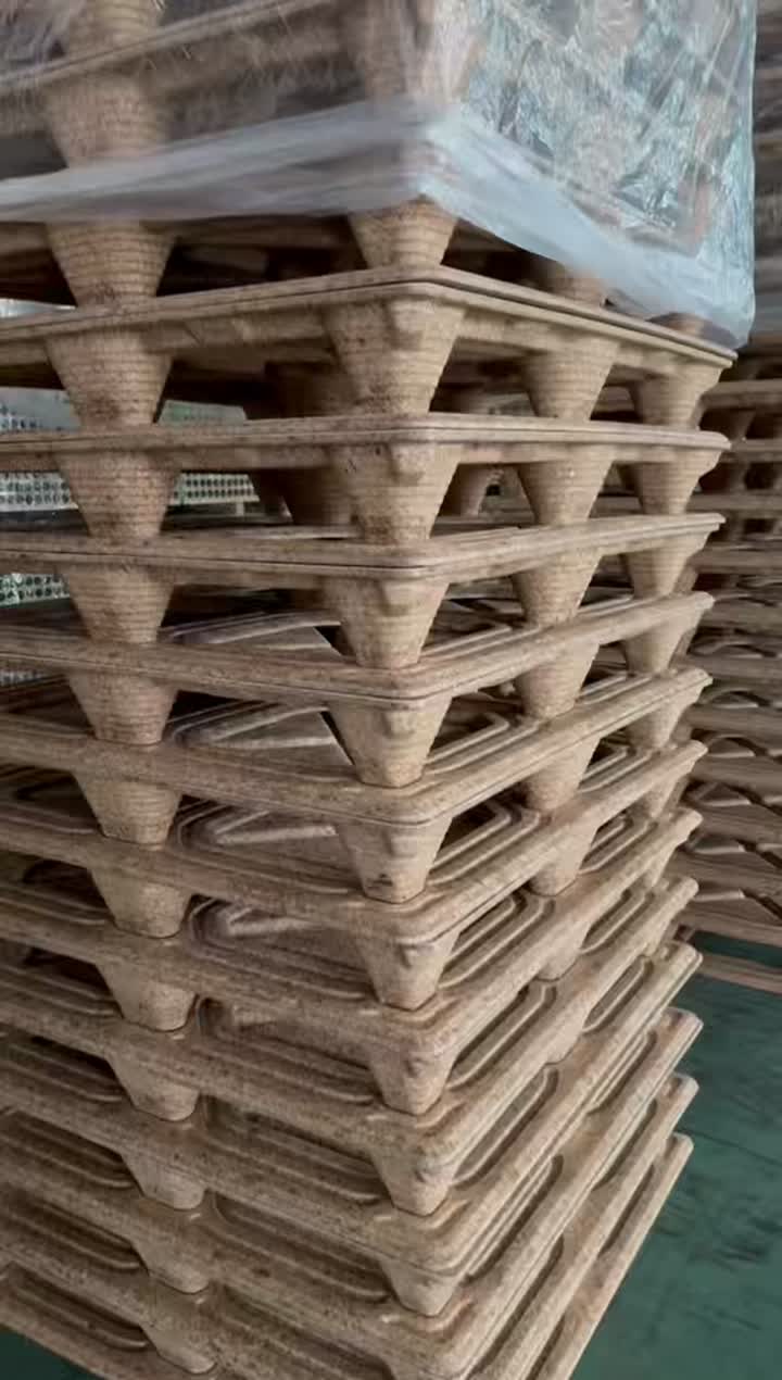 Suspauskite medžio padėklą