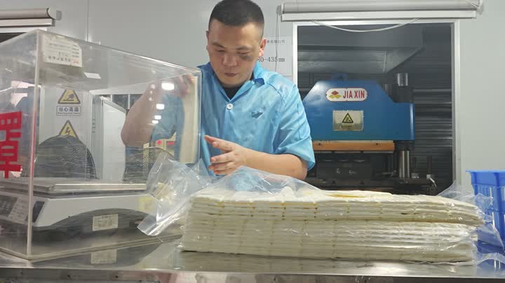 Нарежьте силиконовые полоски в формовочной мастерской по производству силикона.