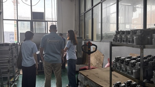 Aprofundando o mercado da Oceania: importante cliente australiano visita a linha de produção de motores básicos da Ziptek