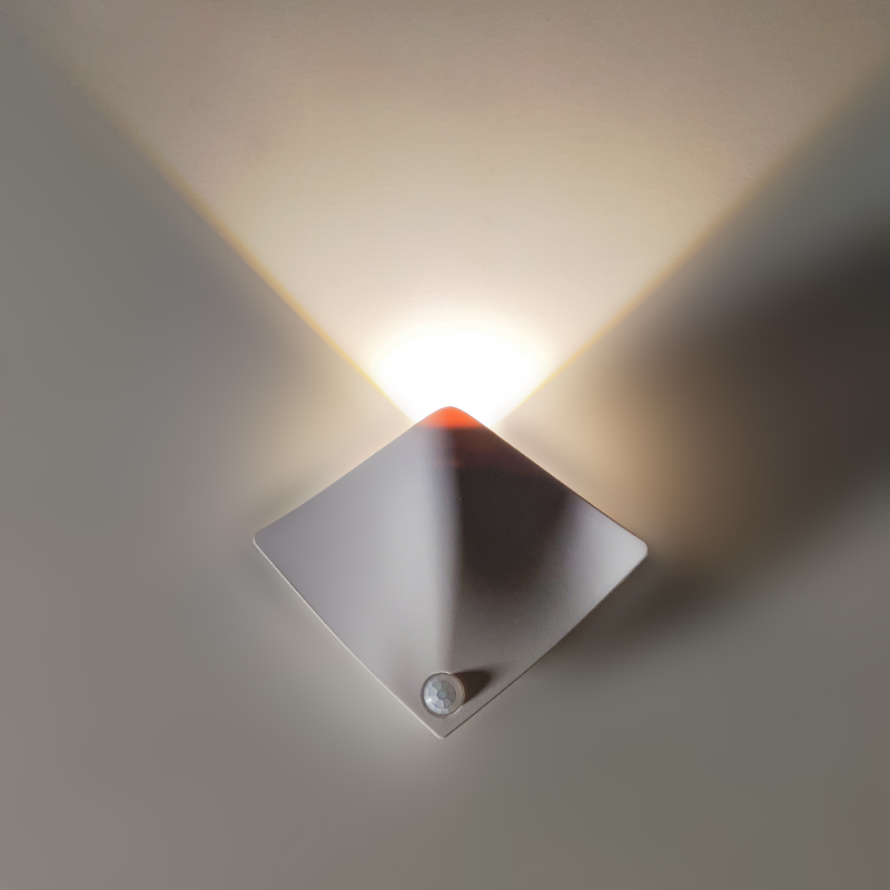 Lampe murale avec aimants et chargement de batterie intégrés