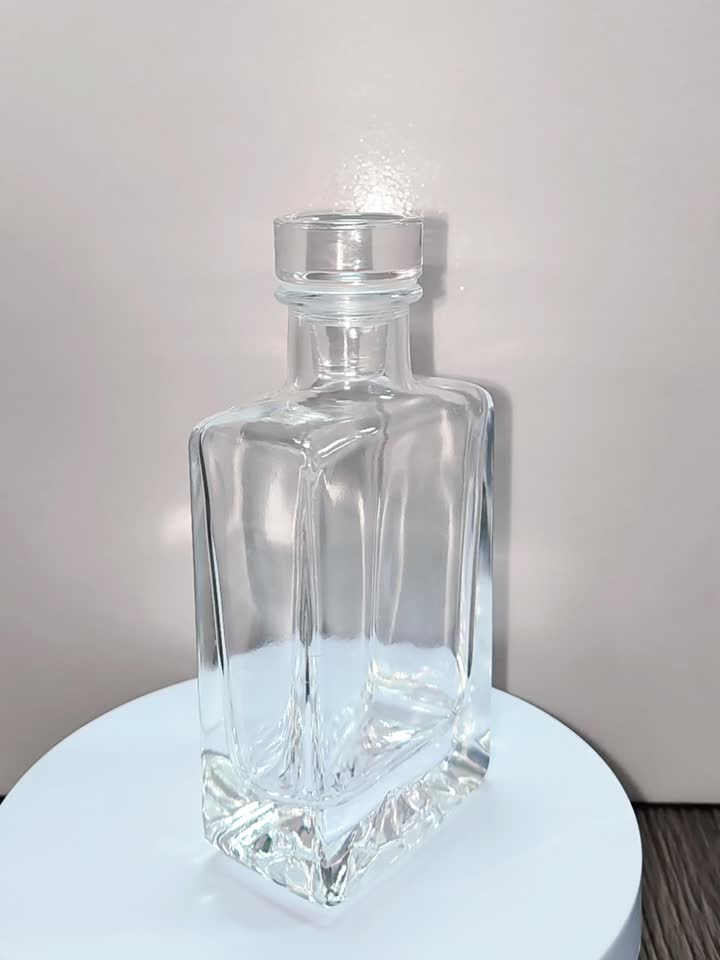 Стеклянная стеклянная бутылка