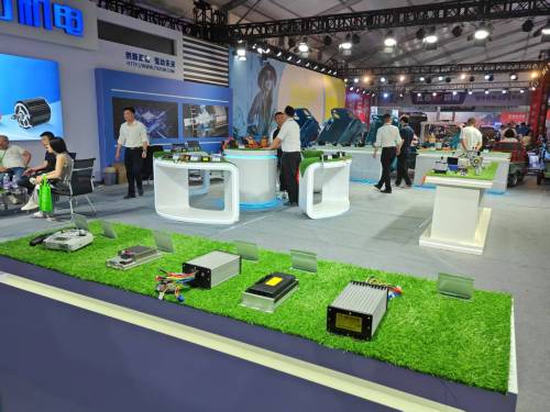 Пассажирские триколесные велосипеды с четырьмя пассажирами предлагают новый вариант, приносящий доход