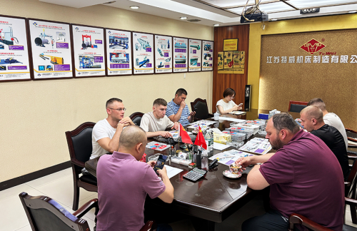 Jiangsu TeWei Machine Tool Manufacturing Co., Ltd. warmly welcomes Russian clients to our facility.