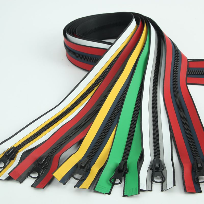 Continuous polyester zipper