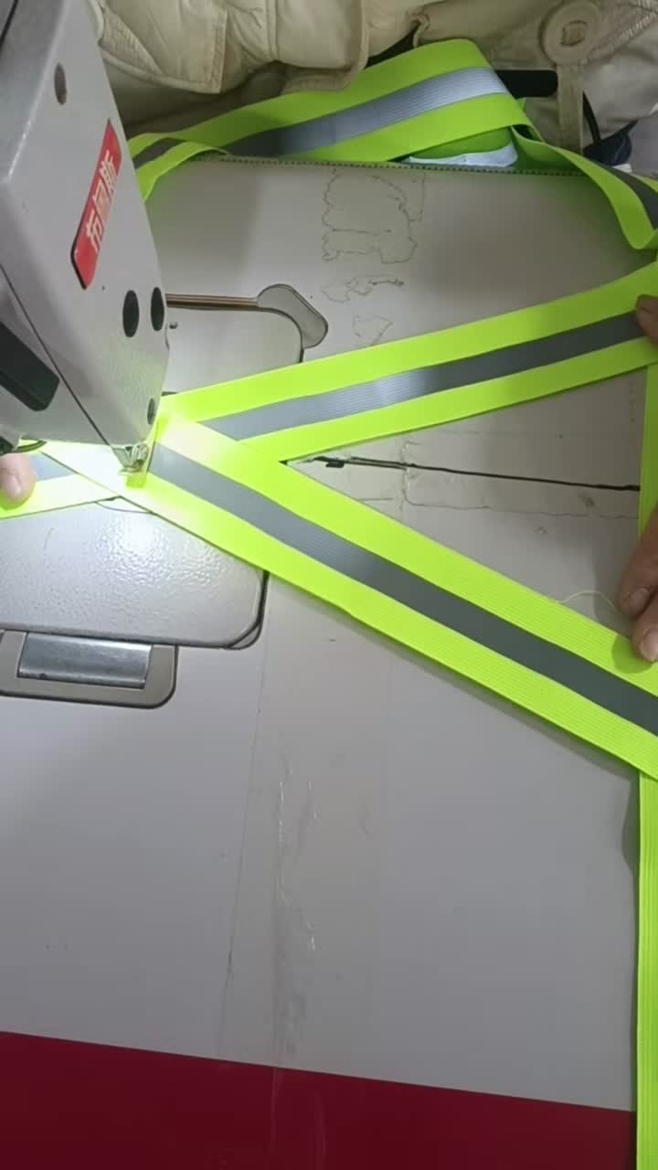 Vídeo de costura de suspensórios elásticos de alta visibilidade